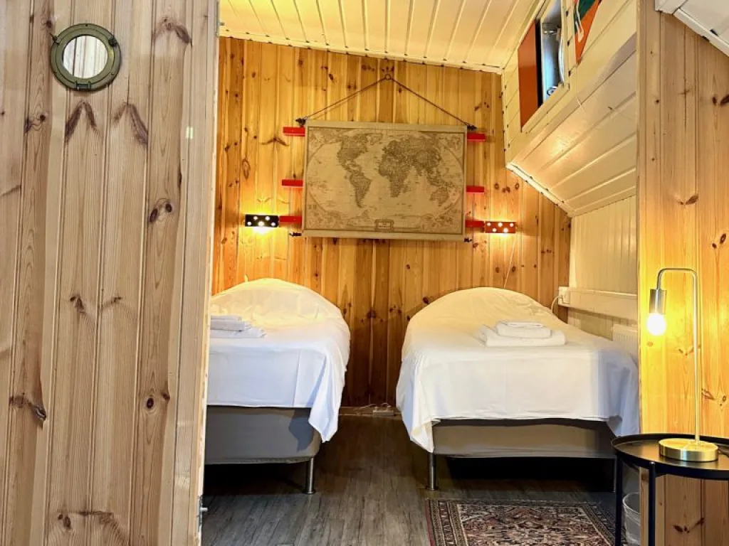 De Cornelia Houseboat B&B