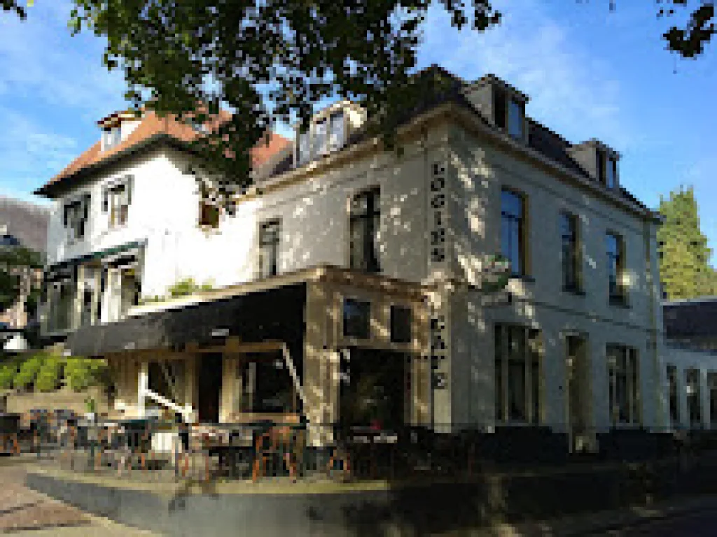 Sous Les Eglises Hotel Cafe