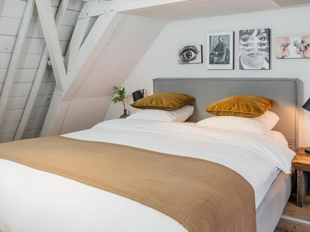 Eye Hotel