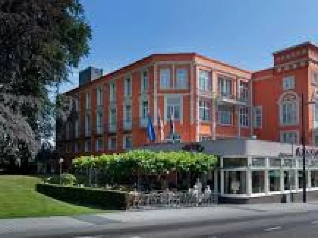 Monopole Hotel