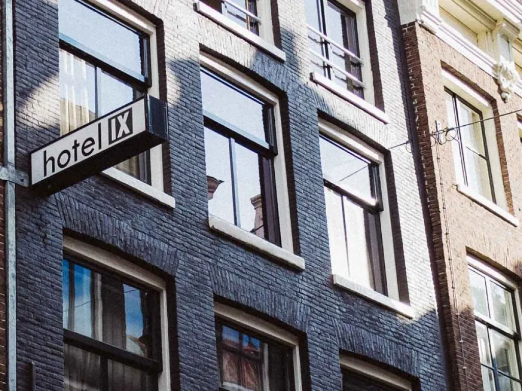 Hotel IX